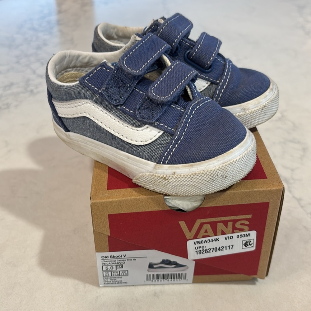 Vans Kids' Old Skool V Sneaker
CANVAS NAVY/ TRUE WHITE, Size 5 Toddler